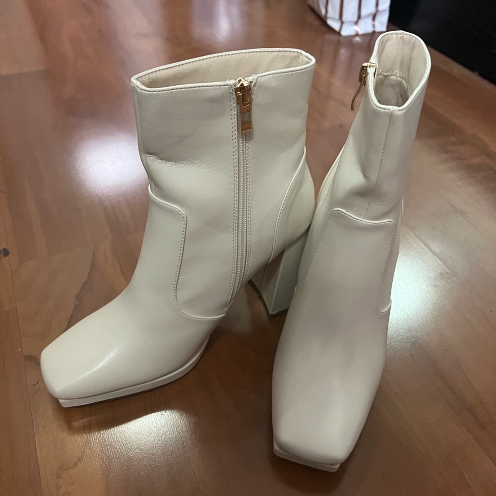Lulus White Square Toe Block Heel Leather bootie 7.5